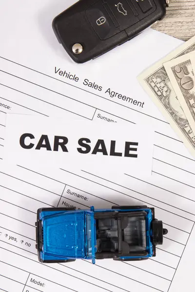 Small Blue Toy Car Black Key Dollar Banknotes Vehicle Sales lizenzfreie Stockfotos