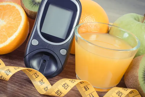 Glukometer För Mätning Och Kontroll Sockerhalten Färska Mogna Frukter Och Stockbild