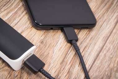 Boş akıllı telefon veya cep telefonunu şarj etmek için dış güç bankası kullan