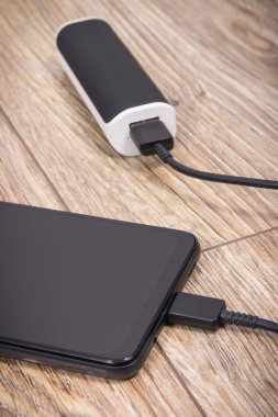 Dış güç bankası akıllı telefon veya cep telefonunu şarj ediyor