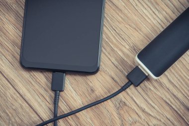Dış güç bankası akıllı telefon veya cep telefonunu şarj ediyor