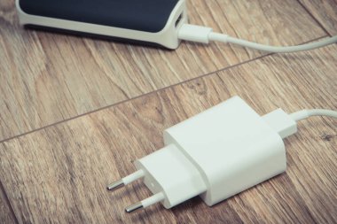 Beyaz şarj aleti ve harici güç bankası boş akıllı telefon veya diğer aygıtları şarj etmek için kullanılır