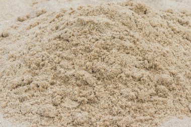 Kumsalda kum yığını eğlence ve değişik şekiller için kullanılır. Tatil süresi ve çocuk gelişimi