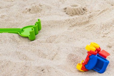 Plastik küçük araba ve diğer çocuklar rahatlamak ya da kumsalda oynamak için oyuncaklar. Yaz ve tatil zamanı