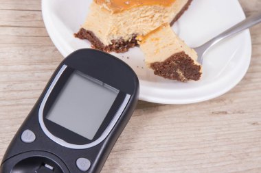 Glukometre şeker seviyesini ve tatlı peynirli keki ölçmek için kullanılır. Diyabet konsepti sırasında besin