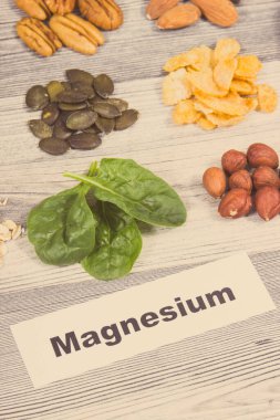 Yazıt magnezyum ve içinde doğal magnezyum ve diğer vitamin ve mineraller bulunan sağlıklı besinler.