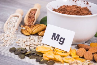 Besleyici sağlıklı besinler, kaynak olarak doğal magnezyum, beslenme lifleri ve diğer vitamin ve mineraller.