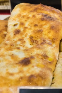 Tavuk ve sebzeli taze kızarmış khachapuri. Geleneksel Gürcü mutfağı