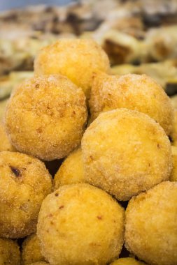 Taze kızarmış nohut köftesi, nohut ve sebze. Vejetaryen yemeği.