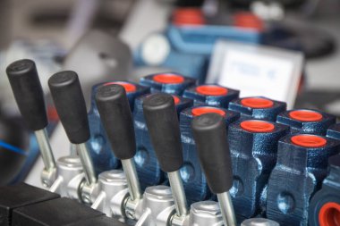 Tarımsal ya da endüstriyel makinelerdeki kontrol düğmeleri ya da düğmeleri. Teknoloji