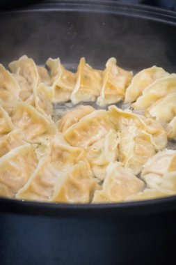 Kızartma tavasında taze kızarmış hamur köftesi. Geleneksel yemek.