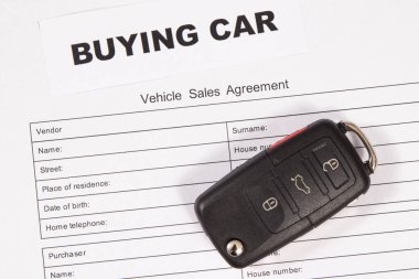 Siyah araba anahtarı, araba ve araç satın alma anlaşması. Araba satışı ya da alımları. Ulaşım