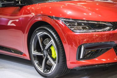 Poznan, Polonya - 5 Nisan 2024: Poznan Motor Fuarı. Elektrik kırmızısı Kia EV6 'yı izle. Elektrohareketliliğin gelişimi. Ayrıntı ve aracın parçası