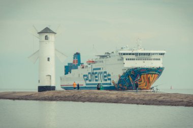 Swinoujscie, Batı Pomeranian - Polonya - Haziran 09, 2022: Swinoujscie limanına giden Krakovia feribotunu izleyin. Yolcuları ve arabaları taşı