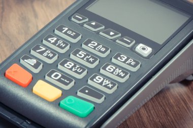 Kredi kartı okuyucu, nakit ödemelerde kullanılan bir cihaz. Ödeme terminali. Finans ve bankacılık kavramı