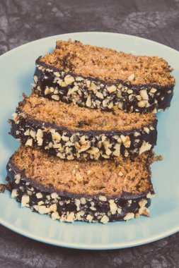 Taze ev yapımı kabaklı hamur işi fındıklı ve çimento üzerinde kuru üzümlü. Vintage fotoğraf