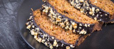 Fındıklı kabak ve kuru üzümlü taze fırınlanmış hamur işi. Tatlı nefis.