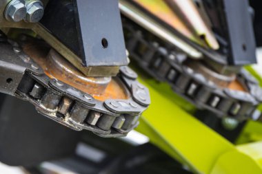 Tarım veya endüstriyel makinelerde metal zincir ve teçhizat. Teknoloji konsepti