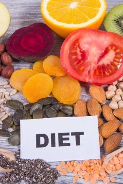 Doğal potasyum, K vitamini, mineraller ve beslenme lifleri içeren sağlıklı besleyici yiyecekler.