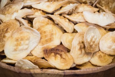 Ahşap tabakta koyun peyniri. Geleneksel cilalama yerel yemekler