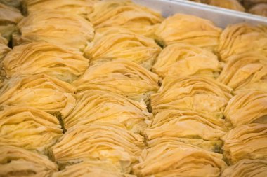 Baklava. Fıstıklı, fındıklı ve ballı filo hamurundan yapılmış tatlı hamur işi. Geleneksel hindili tatlı.