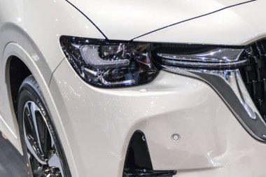 Poznan, Polonya - 5 Nisan 2024: Poznan Motor Fuarı. Beyaz Mazda 'nın önüne bak. Ayrıntı ve aracın parçası