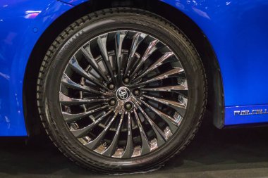 Poznan, Polonya - 5 Nisan 2024: Poznan Motor Fuarı. Mavi Mazda 'nın çarkına bakın. Ayrıntı ve aracın parçası