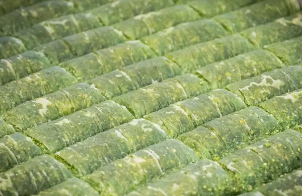 Geleneksel hindili baklava şam fıstığı, fındık ve bal