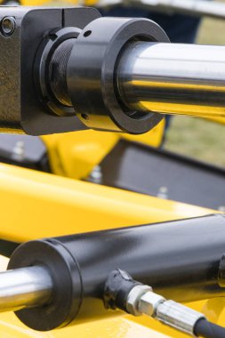 Pnömatik ya da hidrolik makinede siyah pistonlar ya da aktivatörler. Teknoloji ve mühendislik