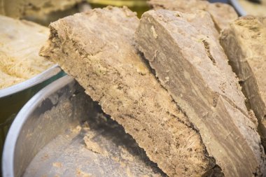 Kakao ve vanilyalı halva. Geleneksel Balkan tatlısı