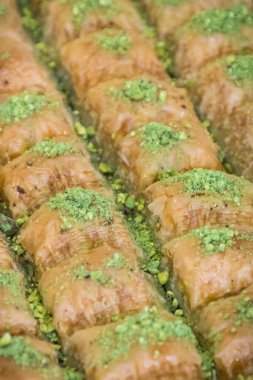 Geleneksel hindili baklava şam fıstığı, fındık ve bal