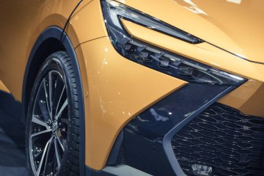 Poznan, Polonya - 5 Nisan 2024: Poznan Motor Fuarı. Toyota CH-R 'ın yeni modelinin önünde görüntüle Ayrıntı ve aracın parçası