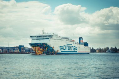 Swinoujscie, Batı Pomeranya - 13 Haziran 2021: Cracovia feribotu yolcuları ve arabaları Swinoujscie limanından Ystad 'a giderken görüntüleyin. Baltık Denizi 'nden Nakliye