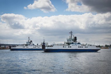 Swinoujscie, Batı Pomeranya - Polonya - 13 Haziran 2021: Bielik vapuru II ve III. Swina Nehri 'ni geçen feribot noktası.
