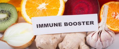 Yazılı bağışıklık güçlendirici, taze olgun sağlıklı meyve ve sebzeler, doğal vitaminler. Covid-19 zamanlarında bağışıklık güçlendirici