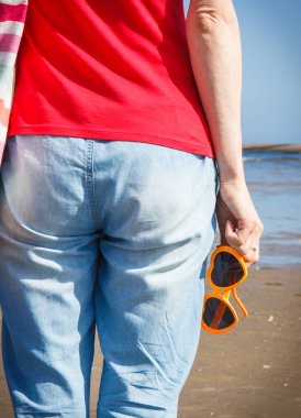 Kalp şeklinde güneş gözlüklü bir kadın eli. Yaz ve tatil zamanı