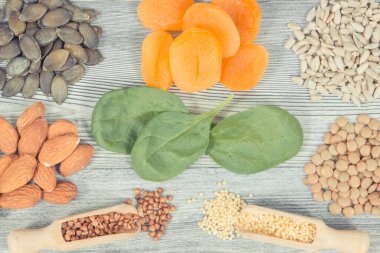 Kaynak olarak en iyi besleyici yiyecekler, sağlıklı saçlar için doğal vitamin ve mineraller farklıdır.