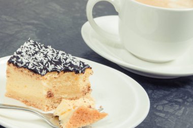 Taze pişmiş ev yapımı peynirli kek ve sütlü bir fincan kahve. Tatlı nefis.