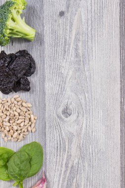 Sağlıklı besleyici yiyecekler ve doğal selenyum ve diğer vitaminler ve mineraller içeren çeşitli malzemeler. Metin veya yazı için yer