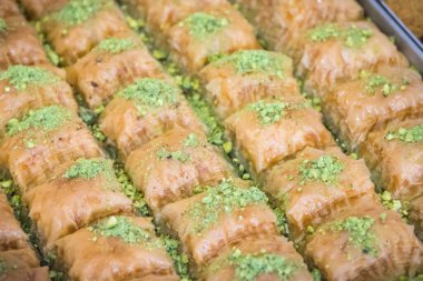 Baklava. Fıstıklı, fındıklı ve ballı filo hamurundan yapılmış tatlı hamur işi. Geleneksel hindili tatlı.