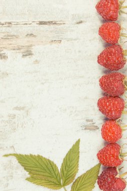 Doğal vitamin ya da mineral kaynağı olarak taze ahududu. Yazı ya da yazıtlar için kırsal panoya boşluk kopyala