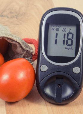 Şeker seviyesi ve taze olgun domateslerden kaynaklanan glikoz ölçer. Diyabet sırasında sağlıklı yaşam tarzı ve beslenme