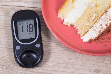 Glukometre, yüksek şeker seviyesi ve katmanlı ve çikolatalı tatlı kekin sonucu. Diyabet konsepti sırasında besin