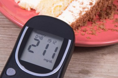 Glikoz ölçer çok yüksek şeker seviyesi ve katmanlı ve çikolatalı tatlı pasta sonucu oluşur. Diyabet konsepti sırasında besin