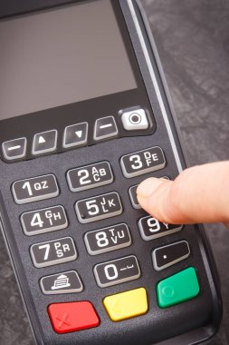 PIN kodunu girmek için kredi kartı okuyucu kullanan bir kadın. Nakitsiz ödeme. Finans ve bankacılık kavramı