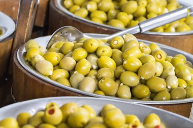 Fıçılarda yeşil zeytin. Geleneksel Yunan yemekleri