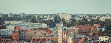 Torun, Polonya - 19 Ağustos 2022: Polonyalı Torun kentinin merkezindeki eski ya da modern binalara bakın. Vintage fotoğraf