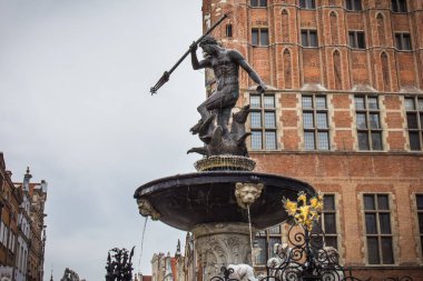 Gdansk, Polonya - 25 Ağustos 2023: Polonya 'nın merkezindeki ünlü tarihi Neptün çeşmesine bakın