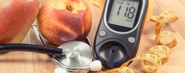 Şeker seviyesini ölçmek ve ölçmek için glukometre ve taze olgun meyveler. Diyabet sırasında sağlıklı beslenme