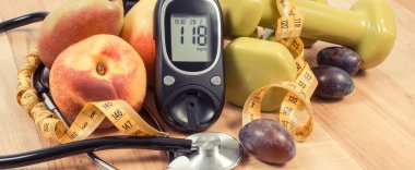 Şeker seviyesi ve taze olgun meyvelerle birlikte glikoz ölçer. Diyabet sırasında sağlıklı yaşam tarzı ve beslenme